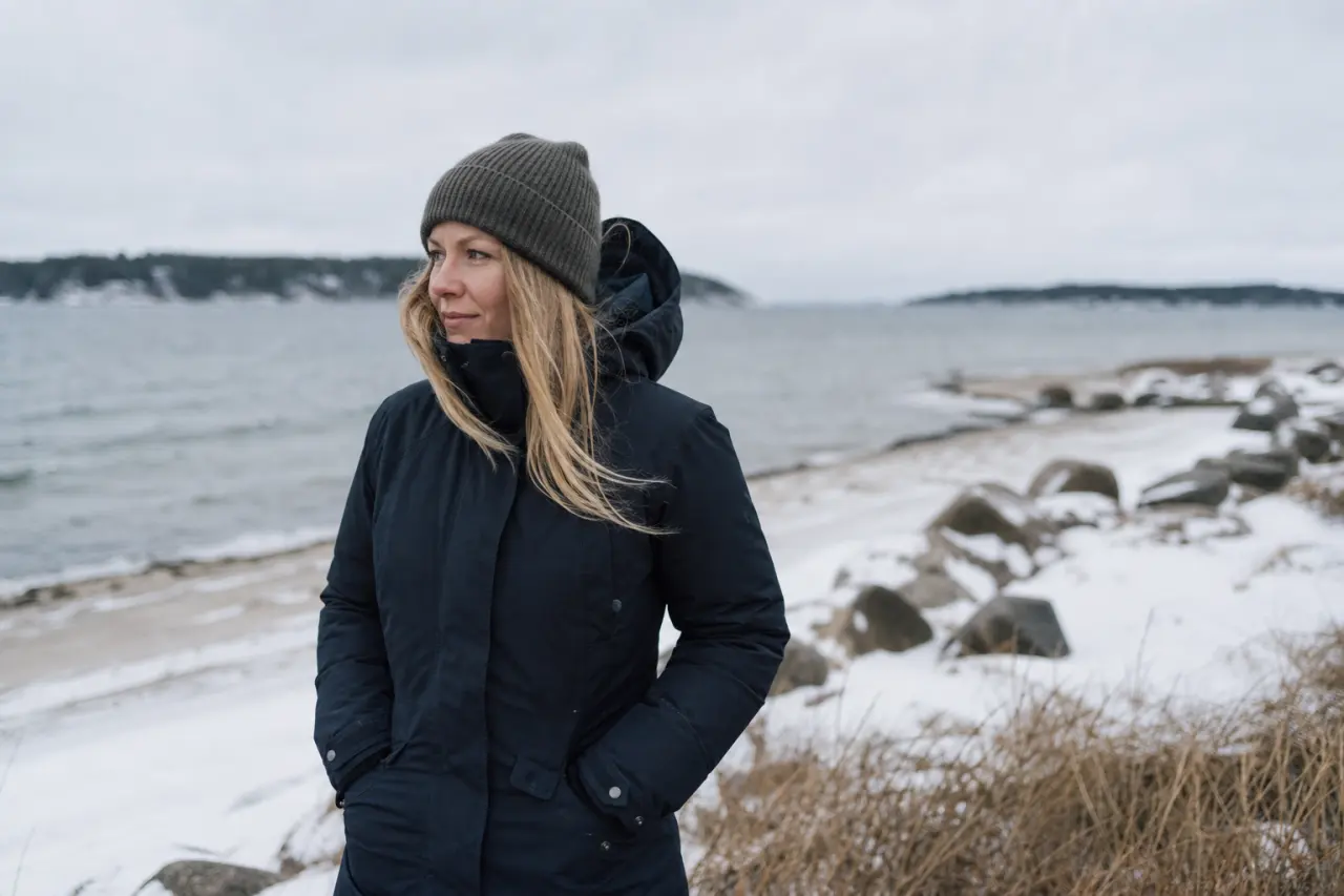 Damjacka i friluftsmiljö för guiden om Astrid Wild